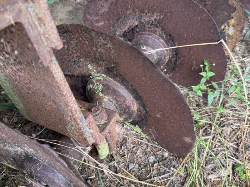 Lot 21: 3 pt disc 10’, 32 blade 8” spacing front and rear with drag.