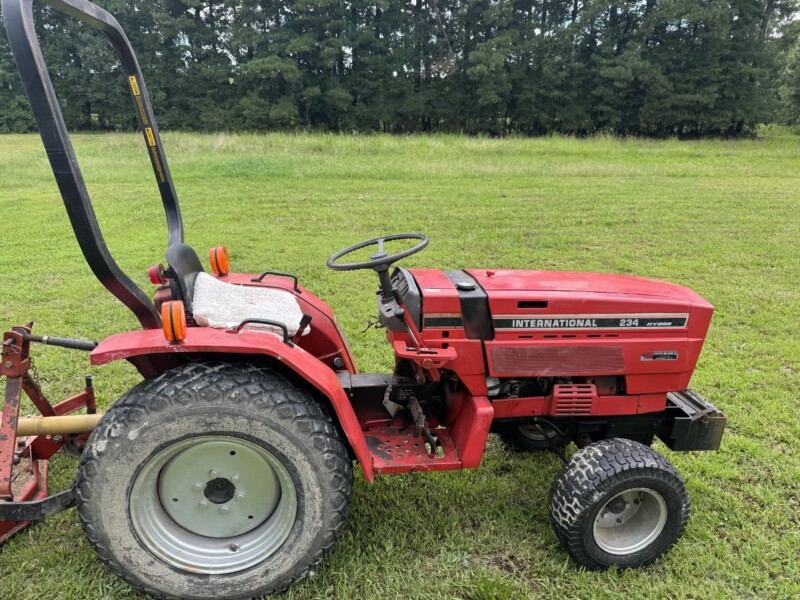 Lot 6: International 234 Hydro DSL tractor.